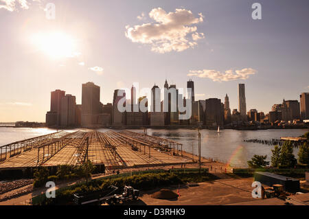 Vista al tramonto del Lower Manhattan da Brooklyn Pier Foto Stock