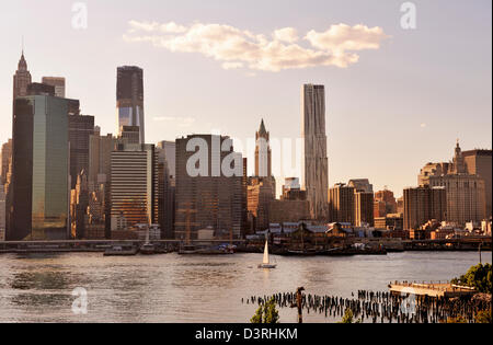 Vista al tramonto di Lower Manhattan e il South Street Seaport da Brooklyn Pier Foto Stock
