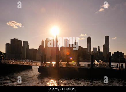 Vista di sun-impostazione al di sopra della parte inferiore di Manhattan e Brooklyn Ferry Boat Landing Foto Stock