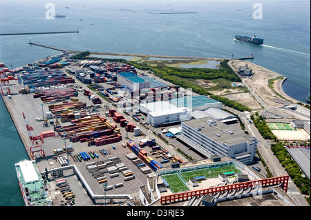 Vista aerea di Osaka's Sakishima Nanko Island Harbour con contenitore porta spedizione in esteri zona di accesso (FAZ). Foto Stock