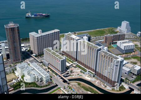 Vista aerea di Osaka's Sakishima Nanko isola in esteri zona di accesso (FAZ) con contenitore freighter passa alto edificio di appartamenti Foto Stock