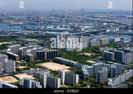 Vista aerea di Osaka's Sakishima Nanko isola e la zona del porto con alto edificio di appartamenti e condomini costruito su terreni bonificati Foto Stock