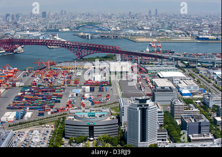 Vista aerea di Osaka's Sakishima Nanko Island Harbour area con contenitore porta spedizione estera in zona di accesso (FAZ) Foto Stock