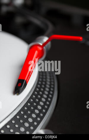 DJ professionale apparecchiature audio - shperical giradischi ago su bianco record di vinile Foto Stock