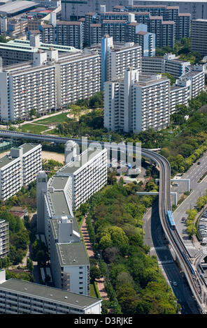 Vista aerea di Osaka's Sakishima Nanko Isola con alto edificio di appartamenti, condomini e monorotaia tutti costruiti su terreni bonificati. Foto Stock