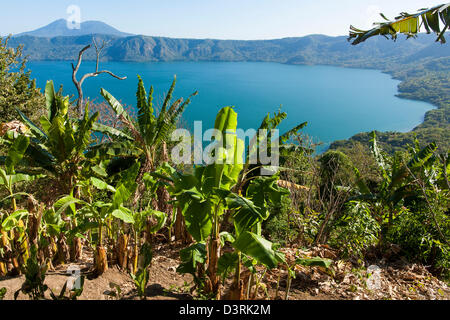 La vista dalla cima del cratere in Laguna de Apoyo a Crater Lake all'interno di una riserva naturale vicino a Granada Nicaragua Foto Stock