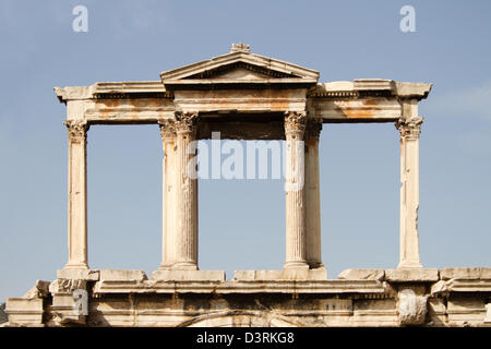 L'Arco di Adriano è un monumentale portale che assomiglia - per alcuni aspetti - un romano arco trionfale. Esso copriva un antica strada dal centro di Atene, Grecia, per il complesso di strutture sul lato orientale della città che comprendeva il tempio di Zeus Olimpio Foto Stock