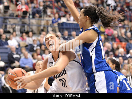 Storrs, CT, Stati Uniti d'America. Il 23 febbraio, 2013. Connecticut Huskies center Stefanie Dolson (31) viene sporcata da Seton Hall Pirates avanti Alexandra Maseko (13) andando al cestello durante la prima metà del NCAA Womens gioco di basket tra Seton Hall e nel Connecticut a Gampel Pavilion di Storrs, CT. Connecticut è andato a vincere facilmente per il Seton Hall 90-30. Bill Shettle/Cal Sport Media/Alamy Live News Foto Stock