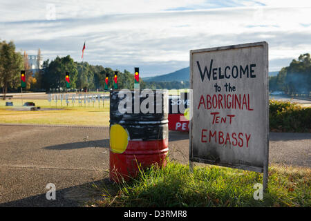 Tenda aborigena Ambasciata di fronte alla vecchia sede del Parlamento. Canberra, Australian Capital Territory (ACT), Australia Foto Stock