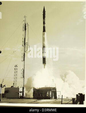 Il Vanguard Missile TV-4 faceva parte del primo programma spaziale statunitense, progettato per lanciare satelliti in orbita. Rappresenta uno dei primi sforzi americani nell'esplorazione spaziale e nello sviluppo tecnologico nella missilistica e nell'ingegneria aerospaziale. Foto Stock