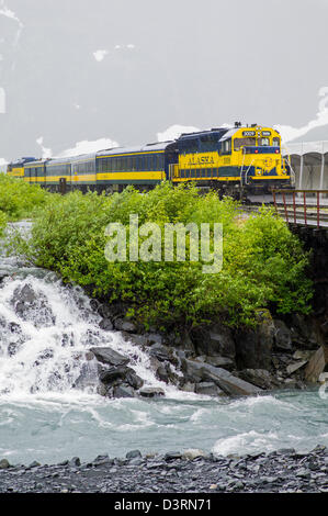 L'Alaska Railroad Depot e treno, Whittier, Alaska, Stati Uniti d'America. Un tunnel da Whittier a Portage è condivisa da auto e ferrovia. Foto Stock