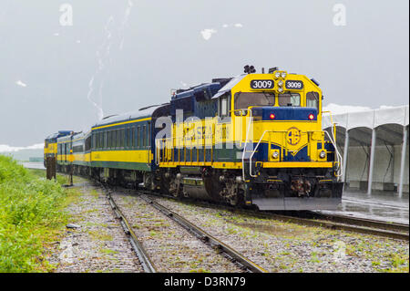 L'Alaska Railroad Depot e treno, Whittier, Alaska, Stati Uniti d'America. Un tunnel da Whittier a Portage è condivisa da auto e ferrovia. Foto Stock