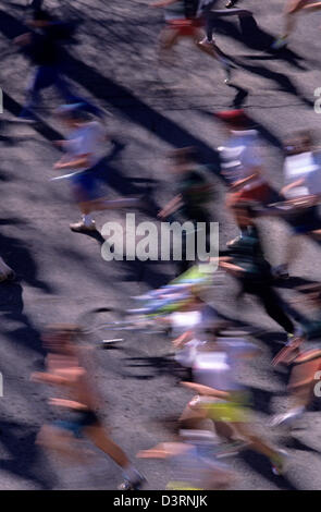 Guide di scorrimento lungo la strada di una maratona offuscata e abstract Foto Stock