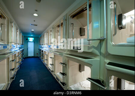 Le sistemazioni sono minimi ma pulito e confortevole e poco costoso in un 1 metri x 1 metri x 2 metri casella nella capsula hotel in Giappone Foto Stock