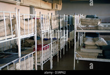 Letti vuoti nel campo di detenzione Omarska, Bosnia Erzegovina Foto Stock