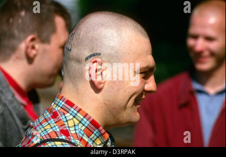 Oi!-l'incontro, un giovane uomo con la parola SKINHEAD tatuato sulla sua testa, Lubecca, Germania Foto Stock