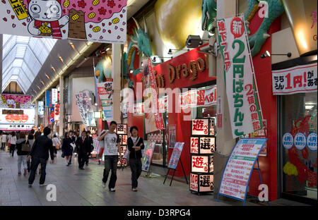 Sennichi-mae via coperta retail shopping arcade in Osaka Namba del quartiere Dotonbori è affollata con gli acquirenti. Foto Stock