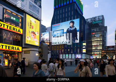 Segni di pubblicità la copertura di edifici lungo Ebisubashi-suji Avenue a Dotonbori quartiere di intrattenimento di Namba di Osaka di notte. Foto Stock