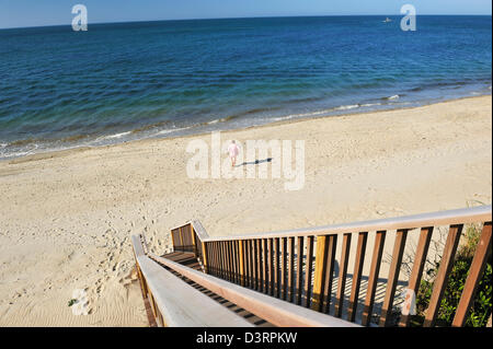 Gradini in legno che conduce alla spiaggia di pontili, Nantucket Island, MA Foto Stock