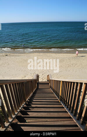 Gradini in legno che conduce alla spiaggia di pontili, Nantucket Island, MA Foto Stock
