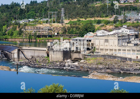 Area industriale sul fiume Williamette vicino Williamette cade. Oregon City, Oregon, Stati Uniti d'America Foto Stock