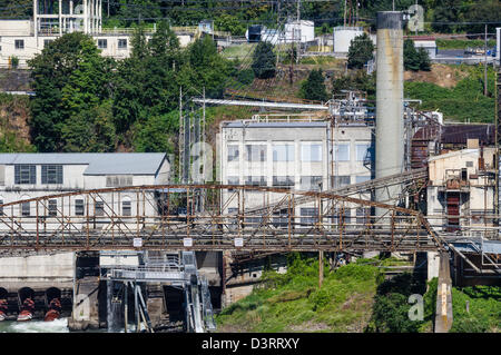 Area industriale sul fiume Williamette vicino Williamette cade. Oregon City, Oregon, Stati Uniti d'America Foto Stock