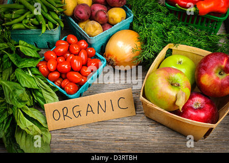 Freschi gli agricoltori biologici mercato di frutta e verdura sul display Foto Stock