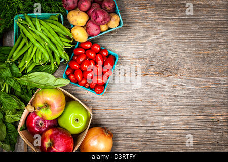 Nuovo mercato degli agricoltori di frutta e verdura dal di sopra con lo spazio di copia Foto Stock