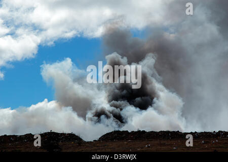 Fumo Billowing e dell'inquinamento da combustione dei rifiuti come un sito per lo smaltimento dei rifiuti Foto Stock