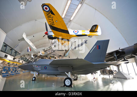 I velivoli da combattimento sul display in un appendiabiti presso la Royal Air Force (RAF Museum, Londra, Inghilterra, Regno Unito. Foto Stock