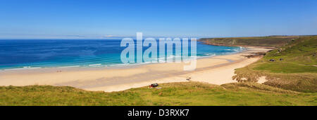 Giornata d'estate a Whitesand Bay o Sennen spiaggia come è più comunemente noto in Cornovaglia, Inghilterra. Foto Stock