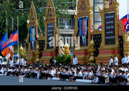 I cambogiani piangono la perdita del Re Norodom Sihanouk in Phnom Penh Cambogia il Venerdì, Febbraio 1st, 2013. Credito: Kraig Lieb Foto Stock