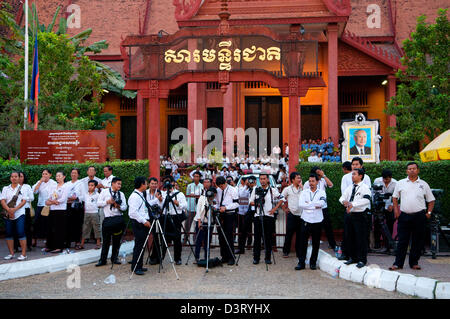 Stampa / media impostato per la copertura di notizie sulla cremazione reale di re Norodom Sihanouk. Il Museo Nazionale, Phnom Penh, Cambogia. Credito: Kraig Lieb Foto Stock