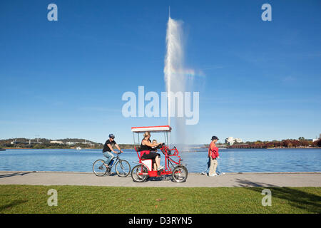 Persone in bicicletta intorno al lago Burley Griffin. Canberra, Australian Capital Territory (ACT), Australia Foto Stock