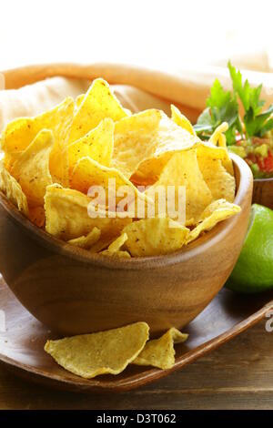 Il mais tortilla chips in una ciotola di legno Foto Stock