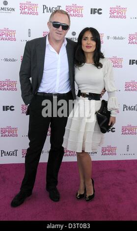 Santa Monica, California, Stati Uniti d'America. Il 23 febbraio, 2013. L'attrice Salma Hayek, marito FRANCOIS Henri Pinault al 2013 Film lo spirito indipendente Awards che si è tenuto in una tenda a Venice Beach e Santa Monica. (Immagine di credito: credito: Paolo Fenton/ZUMAPRESS.com/Alamy Live News) Foto Stock