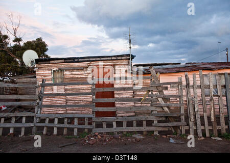 Alloggiamento esterno con recinto nelle township, Cape Town, Sud Africa Foto Stock