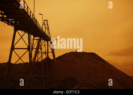 Minerale di rame nastro trasportatore in Silhouette Foto Stock