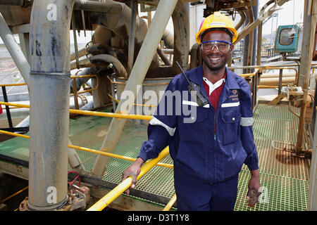 Sorridente FQML dipendente, Thomas Kasono, a Kansanshi rame impianto minerario Foto Stock