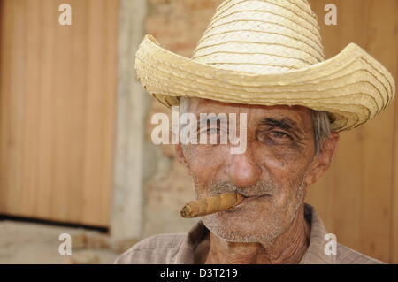 Il vecchio uomo sigaro fumare nelle zone rurali a Cuba in piccole città Viñales incastonato tra le montagne e campi di tabacco Foto Stock