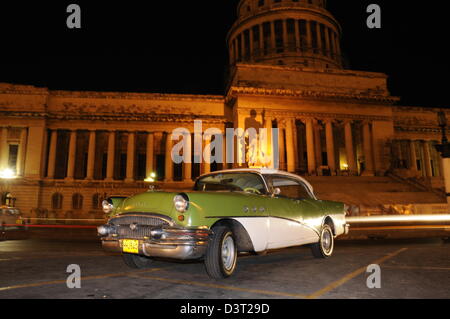 Vecchia vettura americana nella parte anteriore del Capitolio, città vecchia Havana Foto Stock