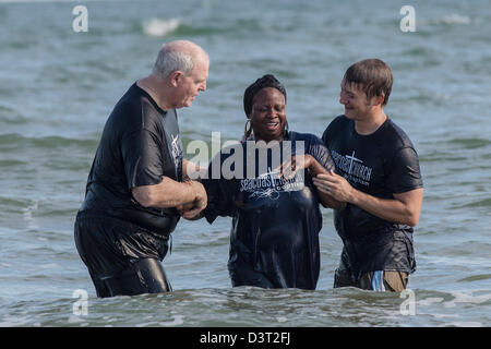 Membri della Cristiana Evangelica Seacoast Chiesa eseguire il battesimo nell'Oceano Atlantico 11 settembre 2011 sull'isola di palme, Carolina del Sud. Foto Stock