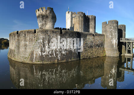 Castello di Caerphilly mostrante la inclinazione South East Tower Foto Stock