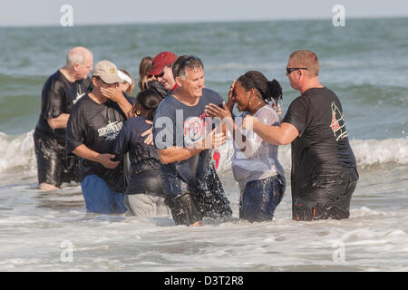 Membri della Cristiana Evangelica Seacoast Chiesa eseguire il battesimo nell'Oceano Atlantico 11 settembre 2011 sull'isola di palme, Carolina del Sud. Foto Stock