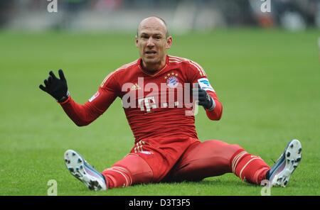 Monaco di Baviera, Germania. Il 23 febbraio, 2013. Monaco di Baviera Arjen Robben siede sulla terra dopo un fallo durante la Bundesliga soccer match tra FC Bayern Monaco e SV Werder Bremen a stadio Allianz Arena di Monaco di Baviera, Germania, il 23 febbraio 2013. Foto: ANDREAS GEBERT/dpa/Alamy Live News Foto Stock