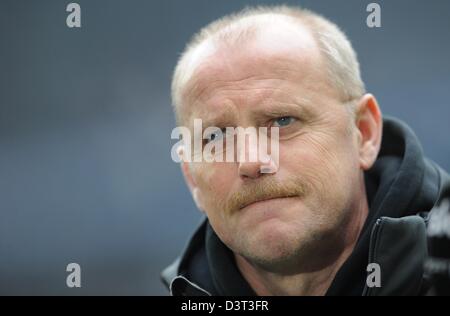 Monaco di Baviera, Germania. Il 23 febbraio, 2013. Brema's head coach Thomas Schaaf visto prima Bundesliga soccer match tra FC Bayern Monaco e SV Werder Bremen a stadio Allianz Arena di Monaco di Baviera, Germania, il 23 febbraio 2013. Foto: ANDREAS GEBERT/dpa/Alamy Live News Foto Stock