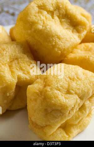 Fritto i cubetti di tofu Foto Stock