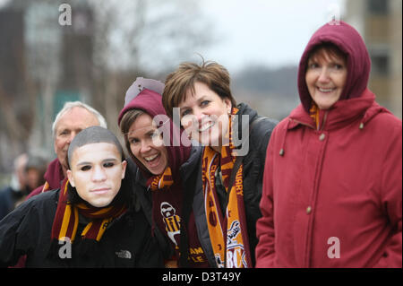 Londra, Regno Unito. 24 Febbraio, 2013. I sostenitori di lega due Bradford City nei colori del club di Londra per il 2013 finale di League Cup a Wembley sponsorizzato da Capital One. Londra, UK, 24 Febbraio 2013 Foto Stock