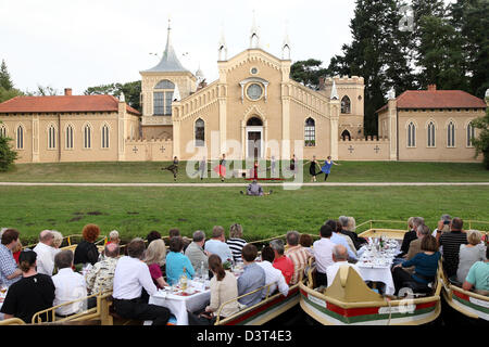 Woerlitz, Germania, i visitatori possono cenare in gondole davanti la casa gotica Foto Stock