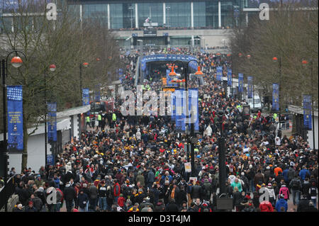 I sostenitori di lega due Bradford City e Premier League Swansea City convergono su Londra per il 2013 finale di League Cup a Wembley sponsorizzato da Capital One. Londra, UK, 24 Febbraio 2013 Foto Stock